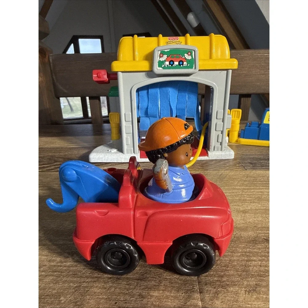 Fisher Price Little People Gas & Go Car Wash Playset W/ Tow Truck,‎ 1 Figure VTG